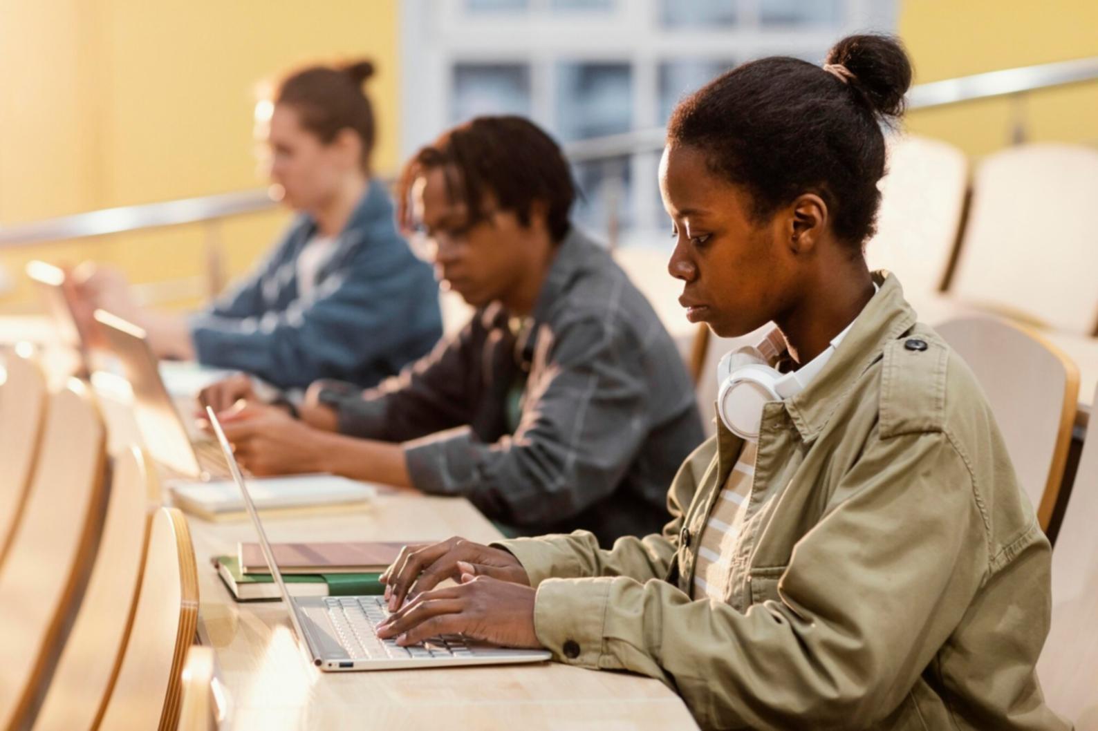 Teilnehmer bei der gemeinsamen Bearbeitung von Finanzthemen